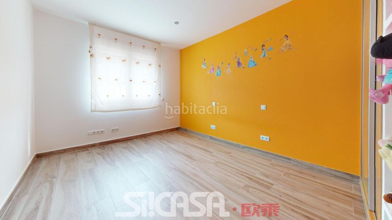 Foto f9971b87-3b87-4901-a9d3-0f27a7cf105f. Casa aparellada amb calefacció aparcament piscina a Parla