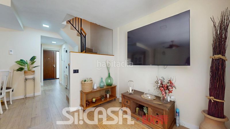 Foto 5c22211f-bee3-4d00-ba62-145bcbb68400. Casa pareada en Fuentebella-San Fermín-El Leguario Parla