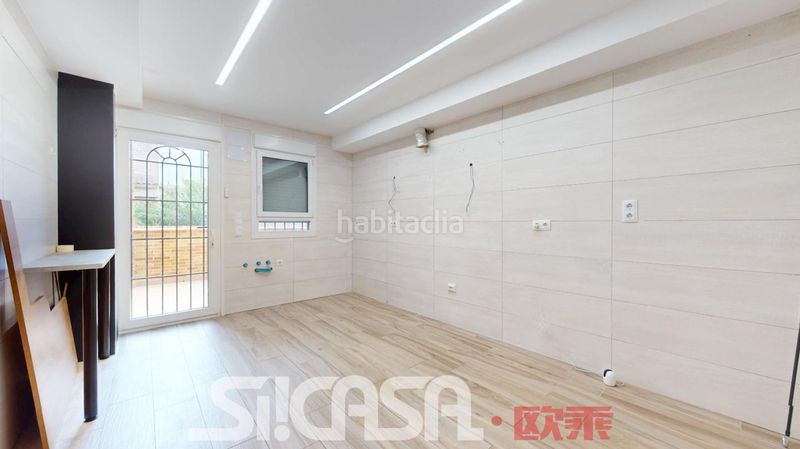 Foto 10359665-9cbd-4e87-931e-3d983a1ac443. Casa aparellada amb calefacció aparcament piscina a Parla