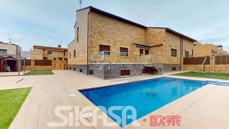 Foto 425a5a34-207d-4915-8637-44e4c2bb3bb8. Casa aparellada amb calefacció aparcament piscina a Parla