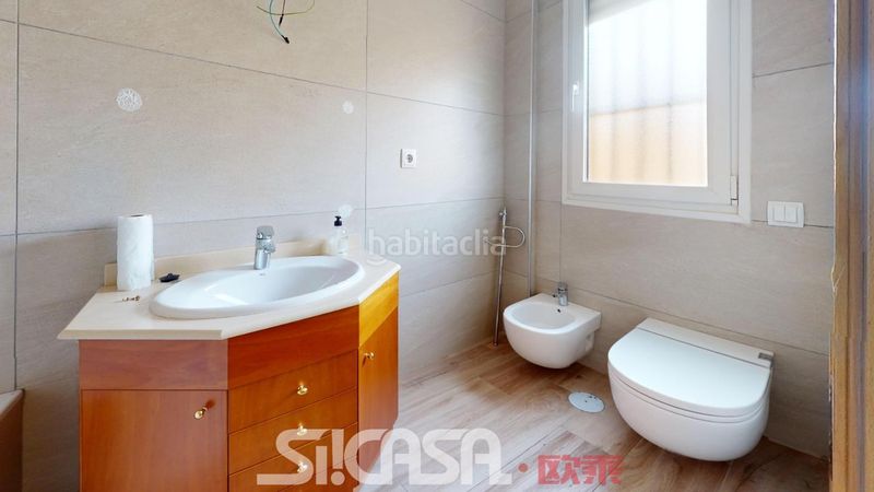 Foto 516fa046-3bcc-4ef0-ba1e-a8d100b71b88. Casa aparellada amb calefacció aparcament piscina a Parla