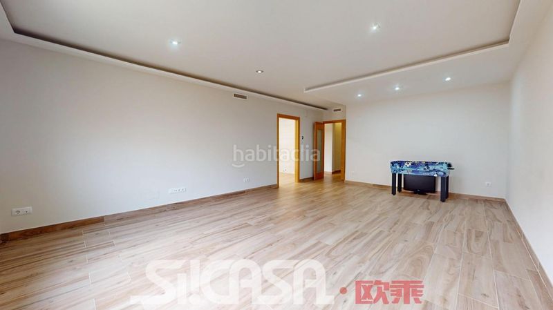 Foto ab04807c-71b7-4b9d-b285-901d63dd2a4d. Casa aparellada amb calefacció aparcament piscina a Parla