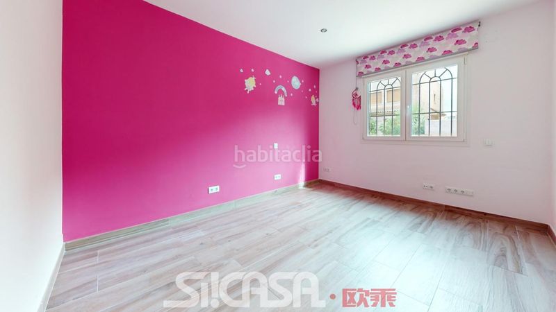 Foto b89e13f6-3046-4a89-a9ad-4926c611e24a. Casa aparellada amb calefacció aparcament piscina a Parla