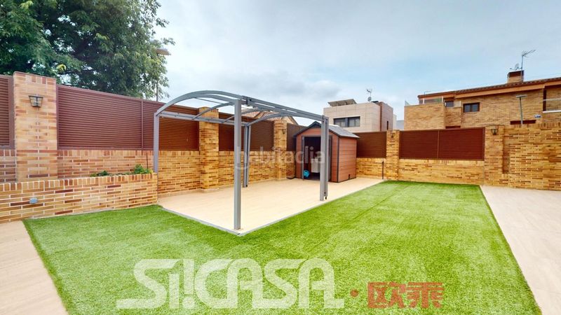 Foto e700c029-856a-4e0b-b972-08ac90fdf50a. Casa aparellada amb calefacció aparcament piscina a Parla