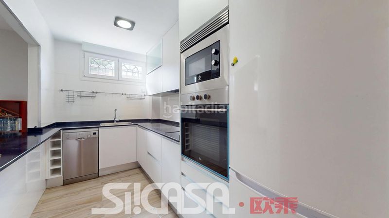 Foto f2e772e5-05c4-4600-99d9-e99db0d147d9. Casa aparellada amb calefacció aparcament piscina a Parla