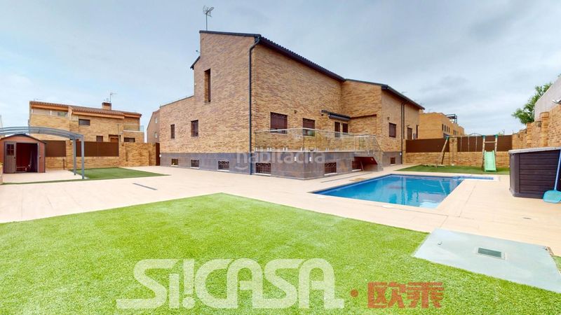 Foto fbe24028-bcc2-4cc4-b606-497f39a26ce8. Casa aparellada amb calefacció aparcament piscina a Parla