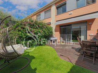 Casa en Santa Eulàlia de Ronçana. Adosada en el centro