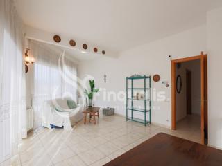 Etagenwohnung in Lliçà d´Amunt. Amplio piso en el centro