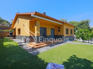 Maison  Calle montblanc. Casa seminueva con piscina y garaje