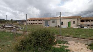 Nau industrial a Sinarcas. Antigua granja avícola en sinarcas 15000 metros parcela