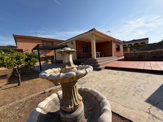 Chalet in Urbanizaciones. Chalet urbano en venta en lliria