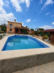 Xalet a Vilamarxant. Exclusivo chalet independiente con piscina privada y parcela de
