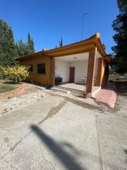 Chalet in Urbanizaciones. Chalet con piscina y gran parcela de 1.400 m2 junto a camp de ll