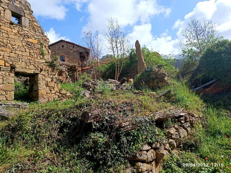 Foto bd8250a2-a945-4fe3-9907-5a093b78d49f. Finca rústica terreno urbano con proyecto incluido en Potes