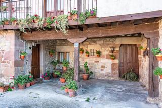 Casa aparellada  Viernoles-herre. Casa de piedra en viérnoles