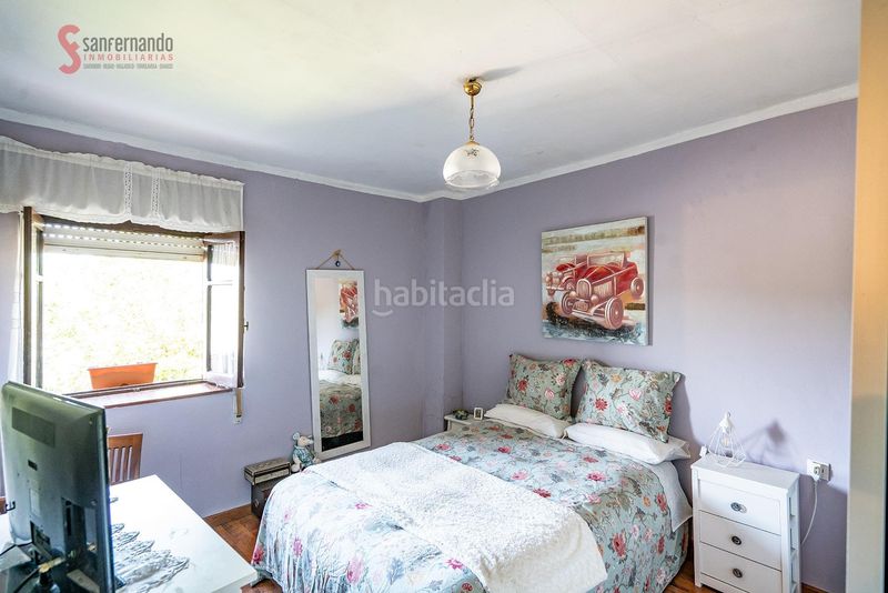 Foto a88f6249-1b3f-4c59-898a-482685691051. Casa aparellada a Nueva Ciudad Torrelavega