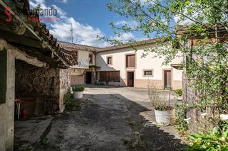 Haus in Puente Viesgo. Casa montañesa con encanto y gran potencial en la senda del pas