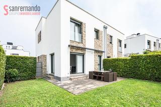 Maison jumelée à Calle las pelías 3a. Chalet pareado de tres habitaciones, dos baños y aseo en urbaniz