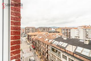 Pis a Centro. Piso de 4 dormitorios y 2 baãos en el centro de torrelavega