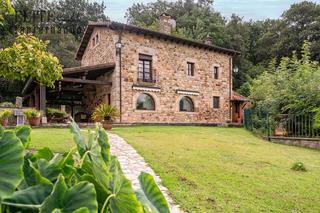 Mas  Barrio los sotos. Casona de piedra con ermita en santa m de cayon