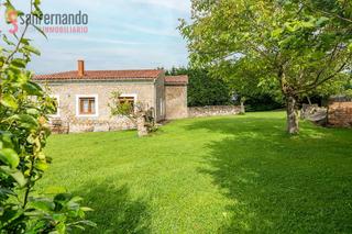 Casa en Barrio camplengo 2. Casa independiente de piedra con terreno urbano en santillana de