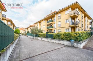 Etagenwohnung  Calle de la garoja 4. Piso en venta en urbanización con ascensor y  trastero