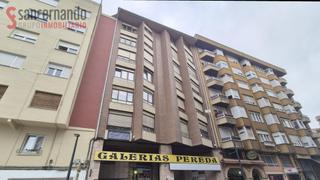 Piso en Calle calle julián ceballos, 9. Vivienda amplia y luminosa en el centro de torrelavega, con gara