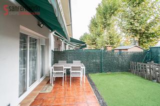 Chalet à Cudón. Coqueto chalet adosado cerca de la costa tu refugio ideal entre