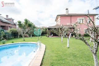 Xalet a Avenida fernandez vallejo 55. Casa con terreno y piscina en tanos