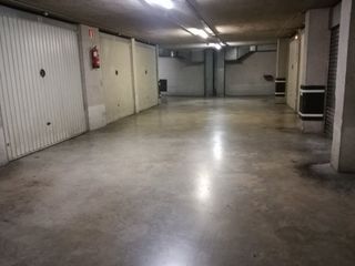 Miete Autoparkplatz  Paseo menendez pelayo. Se alquila garaje cerrado en la calle  menendez pelayo