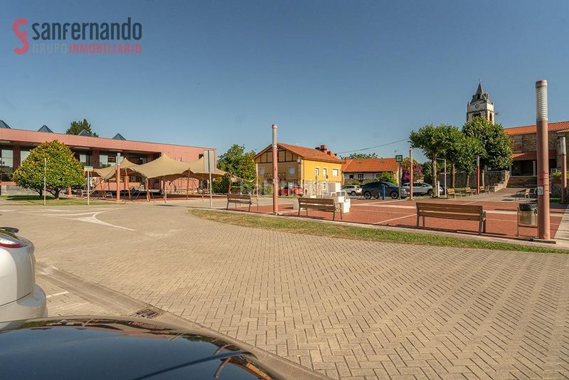 Foto dee543a9-f02d-4ff7-8443-71fc1cb82c9a. Aparcament cotxe a Miengo pueblo Miengo