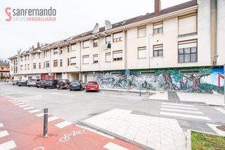 Etagenwohnung in Avenida del chopo 1. Piso de tres habitaciones, baño, aseo y garaje en santiago de ca