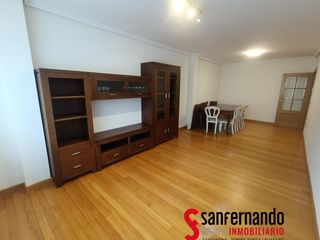 Miete Etagenwohnung  Barrio barrio jurrio. Se alquila piso de tres habitaciones con dos baños y dos plazas