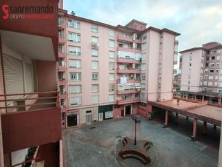 Rent Duplex in Corrales de Buelna (Los). Piso de tres habitaciones en el centro de corrales de buelna