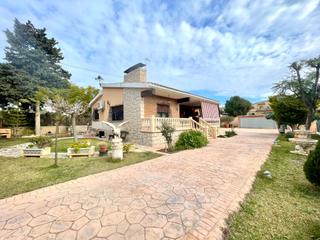 Casa a Llevant 16. Chalet independiente en bon any  la huerta