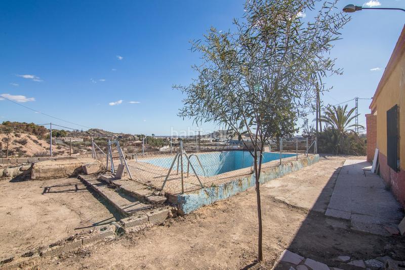 Foto c748229d-41ed-44b3-81c4-5ad7519b2df6. Chalet con piscina in Peña de las Águilas Elche / Elx