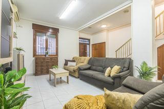 Rent House in Calle teniente ruiz bru 36. Unifamiliar de dos plantas, más local en reina victoria!