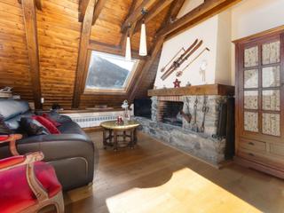 Casa a Salardú. Casa con licencia turistica y dos apartamentos