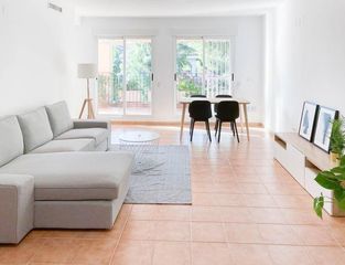 Rent Ground floor in Bosque u13 209. Espectacular piso con terraza y garaje, piscina comunitaria, clu