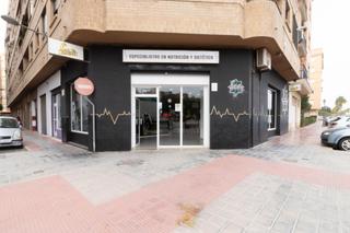 Local Comercial a Calle salvador ricart 35. Local esquinero con cinco aperturas, en calle salvador ricart, a