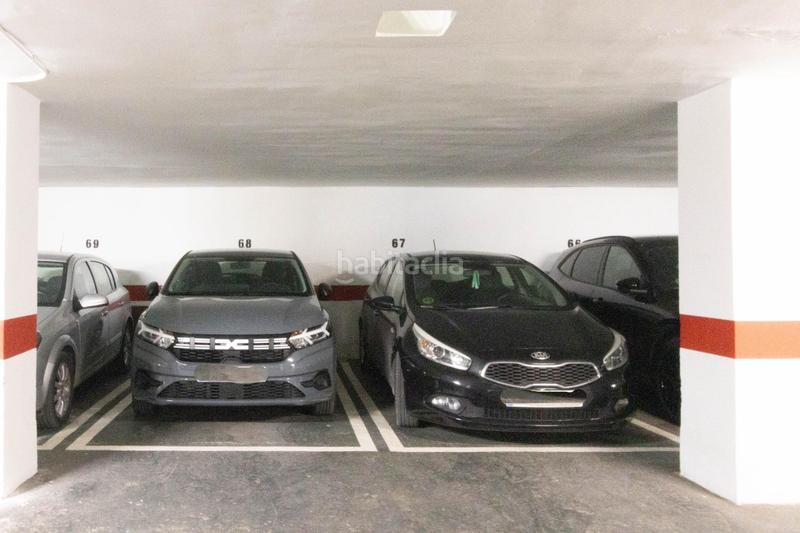 Foto c43abf2d-cd04-45b5-8b70-6bf03fe60779. Parking voiture dans avenida juan xxiii 20 dans Torrefiel Valencia