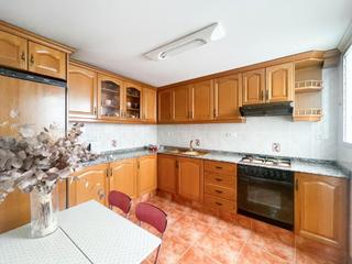 Pis a Calle pedro cabanes 8. Pisazo de 4 habitaciones y dos baños con garaje incluido, listo