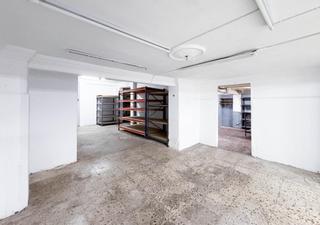 Location Local commercial à Calle denia 23. Local comercial en calle denia con altillo, altas de luz y de ag