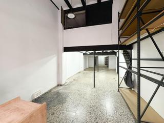 Rent Business premise in Calle denia 23. Local comercial en calle denia con altillo, altas de luz y de ag
