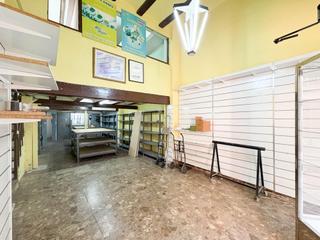 Location Local commercial à Calle denia 23. Local comercial en calle denia con altillo y terraza, altas de a