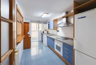 Location Appartement à Calle luis merelo y mas 1. Pisazo de dos dormitorios y dos baños con garaje y trastero en z