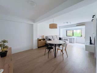 Pis  Calle calvo acacio. Piso de 4 habitaciones, dos baños, dos plazas de garaje y balcón