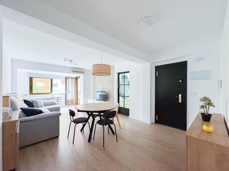 Piso  Calle calvo acacio. Piso de 4 habitaciones, dos baños, dos plazas de garaje y balcón