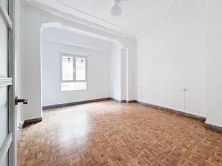 Rent Flat  Plaza dr landete. Piso de alquiler en ruzafa con 4 habitaciones y dos baños