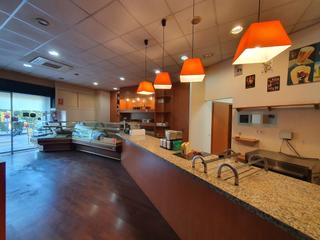 Local commercial dans Carrer de wilson 15. Local davant parc vallparads